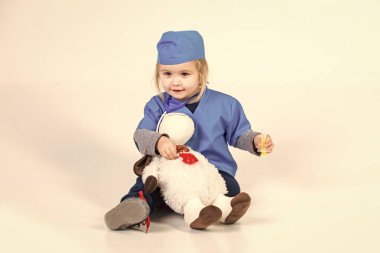 oyuncak hayvan ile tek tip oyun doktor çocukta veteriner