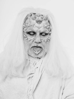 Gizem ve fantezi kavramı. Adam beyaz zemin üzerine kör gözlü