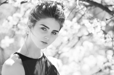 Şık kadın kılığında. poz arasında beyaz, mavi gözlü kadın çiçek çiçek