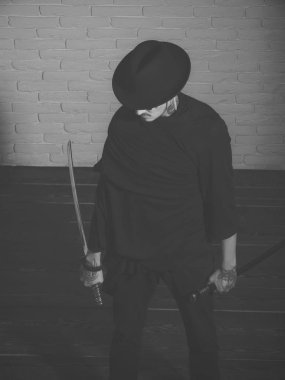 dövmeler acımasız gangster. Savaşçı siyah şapka ve kıyafet, üstten görünüm