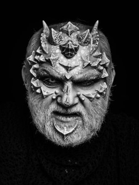 Ormanın ruhu. Canavar yüz beyaz göz kötü bakışla