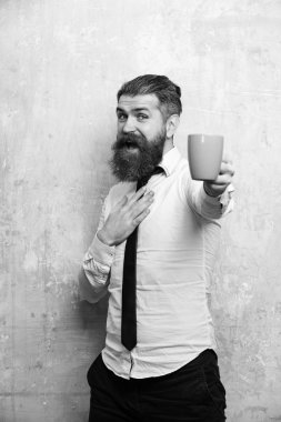 sabah ve enerji, ferahlık. mutlu yüz müdürle çay veya kahve Kupası tutun