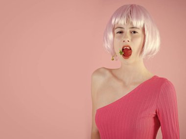 Kadın moda kavramı. Kız yapay saç tutun kırmızı dut ağzına.
