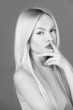 Güzellik moda portre. Sarı gömlek oldukça uygun kız