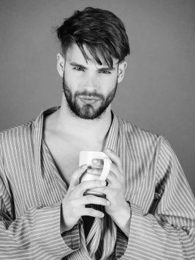 İçme ve diyet. çay veya kahve elbise içinde içme adam