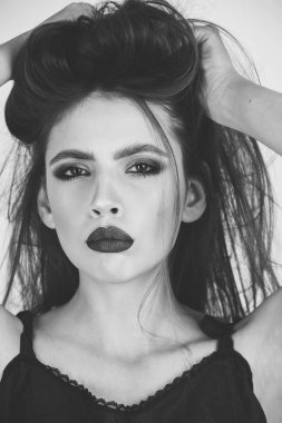 Şık kadın kılığında. kız siyah makyaj ve uzun laches ve saç. siyah dudak. koyu ruj ve beyaz cilt. moda güzellik modeli, vogue stil beyaz arka plan üzerinde kadın portresi