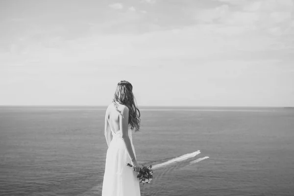 Ceremonia de boda. Bonita novia en vestido blanco con ramo de bodas —  Fotos de Stock