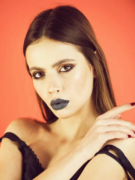 Modelo de moda femenina caucásica posando. chica con hermoso peinado tiene maquillaje negro —  Fotos de Stock