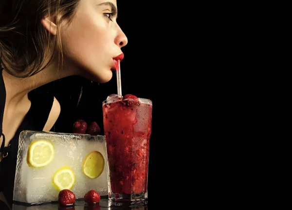 Вечеринка и летние каникулы. Жажда и освежение. женщина пьет коктейль со льдом . — стоковое фото
