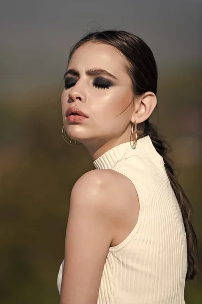 Kaukasisches Modelmodel posiert. Frau mit geschlossenen Augen im Gesicht posiert an sonnigen Tagen — Stockfoto