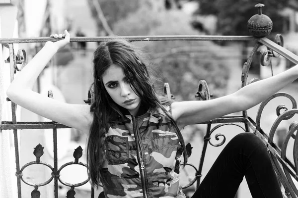 Kadın moda kavramı. askeri kadın veya genç güzel kız