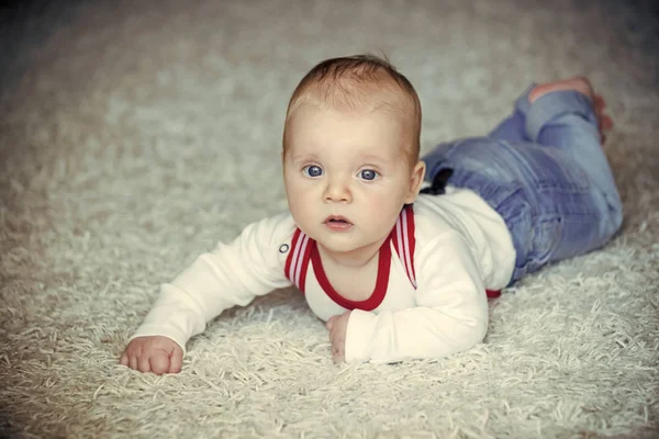 子の開発コンセプトです。愛らしい顔に青い目の赤ちゃん — ストック写真