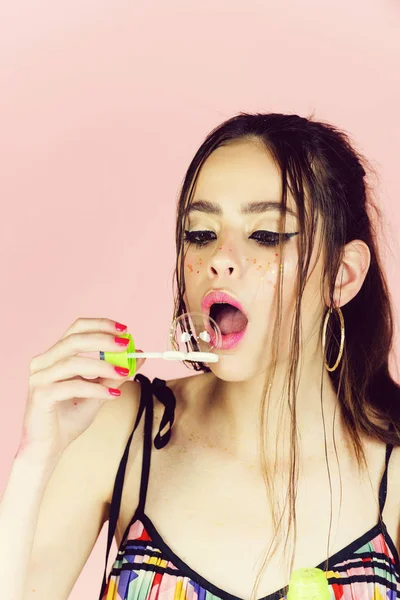 Şık kadın kılığında. Kabarcık üfleyici el moda modeli.