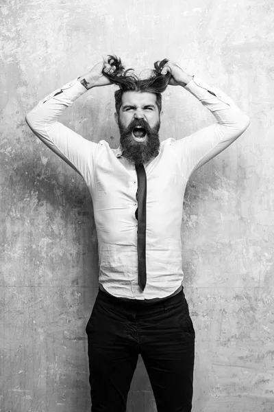 Dépression nerveuse. hipster ou barbu homme à longue barbe sur le visage criant — Photo