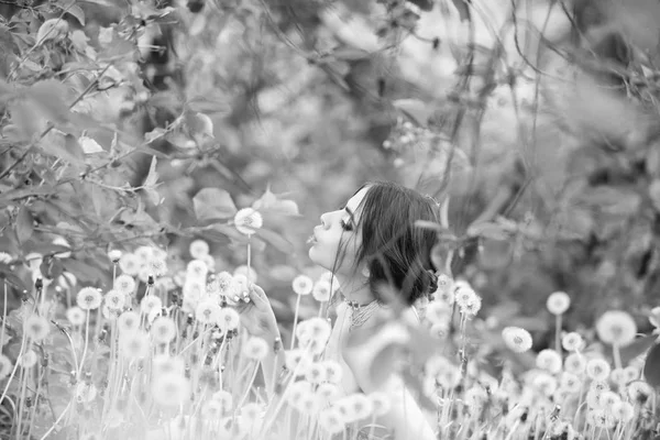 Beyaz kadın moda model poz. moda makyaj ve boncuk yeşil yaprakları ile kız