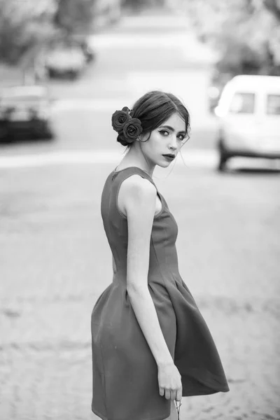 Modelo de moda femenina caucásica posando. Chica bonita con estilo, vestido rojo caminando por la carretera — Foto de Stock