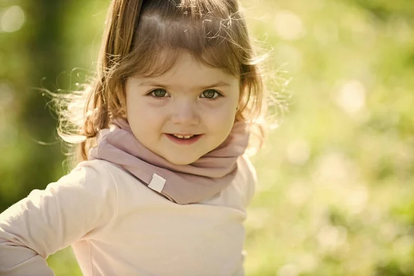 Barn barndom barn lycka koncept. Baby flicka med leende på bedårande ansikte solig dag — Stockfoto