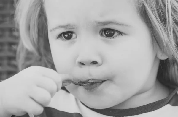 A criança come sorvete, iogurte de frutas congeladas, gelato ou sorvete — Fotografia de Stock