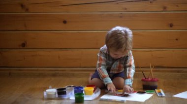 Çocuklar, küçük sanatçılar için çizim. Parmak boya, yürümeye başlayan çocuk için serbest zaman. buz yetenekli çocuk Çocuk Merkezi sanatının ana sınıfta sarı boya çizer. Yaratıcı çocuk çocuk. Çocuk parmak izi sanat.