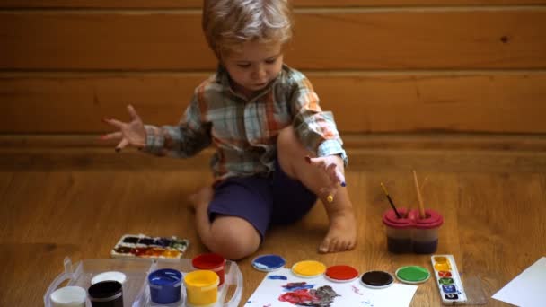 Toekomstige kunstenaar. Getalenteerde jongen trekt een gele verf in childrens center in Masterclass van kunst — Stockvideo