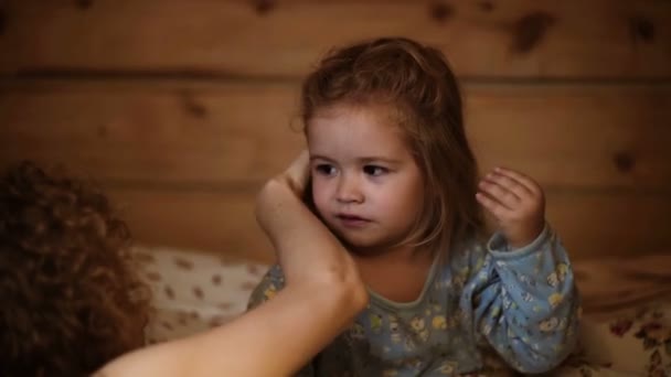 Hezká mladá matka teling s noční příběh její dítě. Rodina. Matka vypráví příběh syna před spaním. Rodinný příběh před spaním. Syn a matka jsou spolu šťastní — Stock video