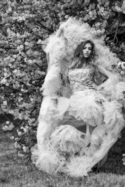 Seksi kız pembe çiçeği