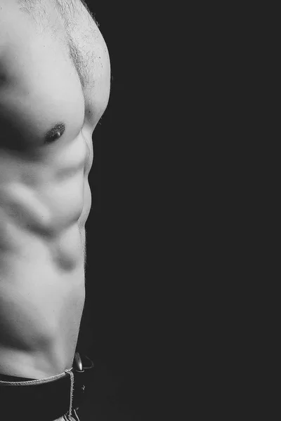 Exercices pour le corps. Torse masculin musculaire — Photo