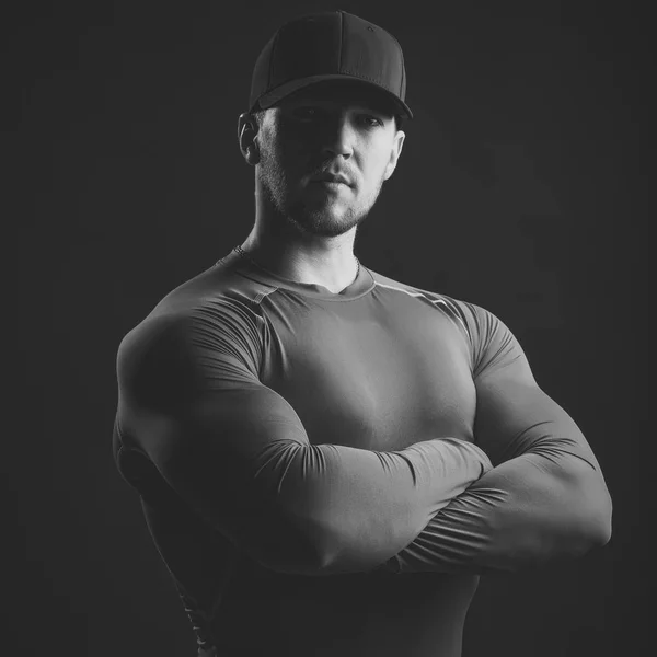 Allenatore con bodybuilding. Uomo muscolare in rosso — Foto Stock