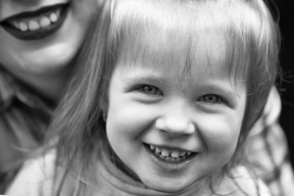 Gelukkige familie. Gelukkig moeder met meisje — Stockfoto