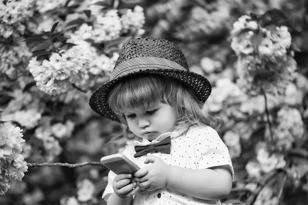 Junge Forscherin. Retro-Junge mit Telefon in Blüte — Stockfoto