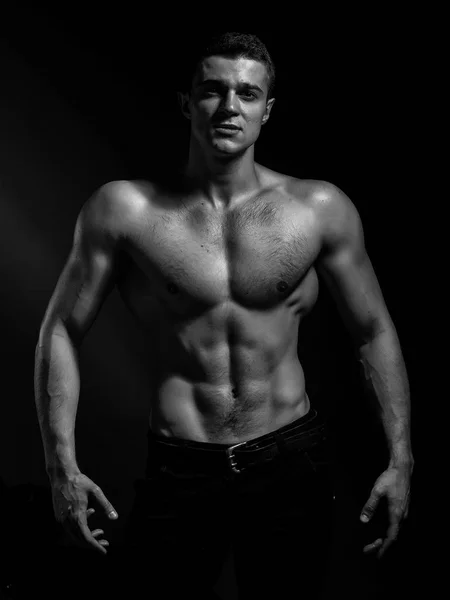 Vücut Geliştirmeci Cesedini Gösterir Genç Yakışıklı Adamla Çıplak Göğüs Studio — Stok fotoğraf