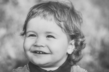 Mutlu bir çocukluk eğleniyor. Yeşil çimenlerin üzerinde küçük çocuk