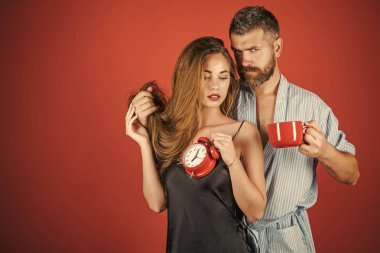Güzellik moda modeli kız. Moda bakmak. Erkek ve kadın Kupası ve çalar saat ile aile.