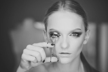 Güzellik moda modeli kız. Moda bakmak. Kadın curl kirpiklere güzellik aracıyla, bak. Kadın kirpik kıvırıcı göz makyajı için kullanın. Kıvırcık uzun kirpiklerini, güzellik ile model.
