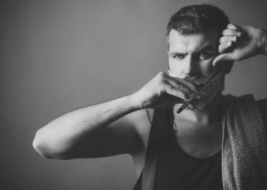 adam sakalını tıraş. Ciddi hipster berber, yeni teknoloji.