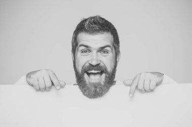 Güzellik moda model adam. Moda bakmak. Adam ya da gri arka plan üzerinde sakallı adam.