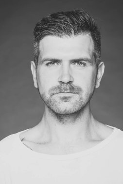 Güzellik moda model adam. Moda bakmak. Traş kıl adamla