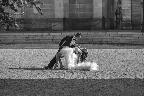 Casal modelo Beauty Fashion. Look de moda. casamento sexy casal dançando ensolarado ao ar livre — Fotografia de Stock