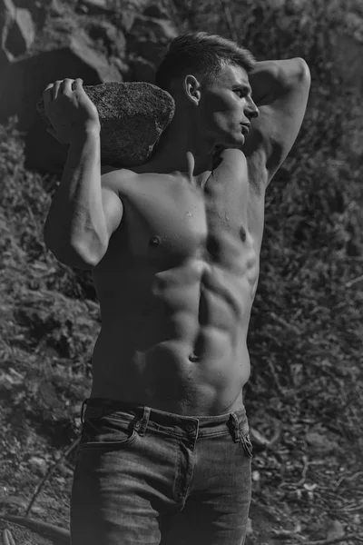採石場。筋肉の若い男 — ストック写真