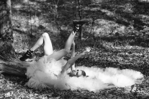 Skönhet mode modell flicka. Mode utseende. Glamour kvinna liggande i skogen — Stockfoto