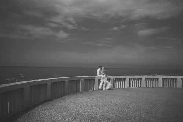 Hochzeitspaar auf der Terrasse — Stockfoto