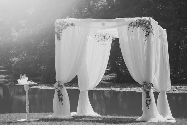 Bröllopsceremonin. Bröllop vit pavilion — Stockfoto
