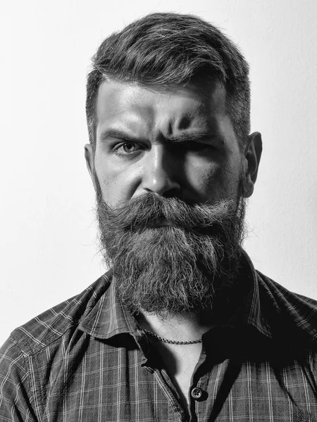 Um homem com emoções sérias. Homem de barba franzido hipster — Fotografia de Stock