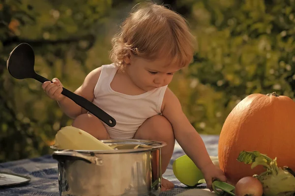 Höstens skörd. Cook baby pojke — Stockfoto