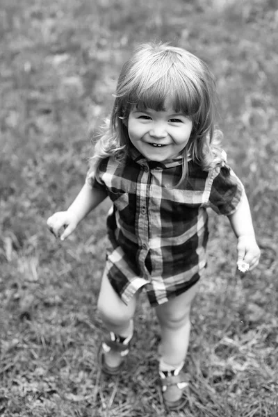 Concepto de Felicidad Infantil Infantil. niño pequeño feliz en la hierba verde —  Fotos de Stock