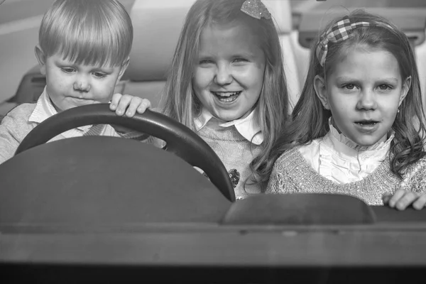 Children travelers. happy children friends in car — Stock Photo, Image