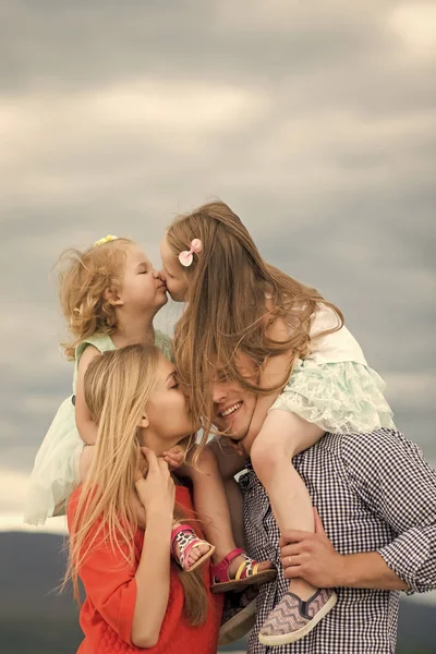 Сімейне страхування. Дівчата цілуються на матір батька на хмарному небі — стокове фото