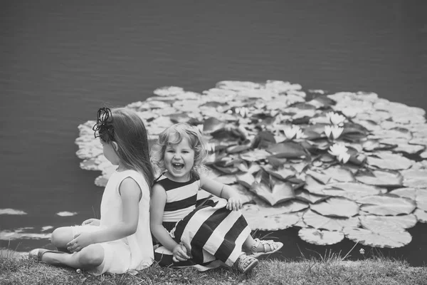 Niños disfrutan de la recreación al aire libre. Concepto vacaciones de verano —  Fotos de Stock