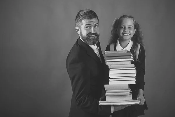Пора идти в школу. Девушка в школьной форме и бородатый мужчина в костюме — стоковое фото