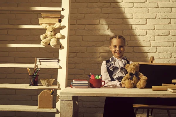 Aile eğitimi evde. Bej tuğla duvar arka plan üzerinde sınıfta çocuk